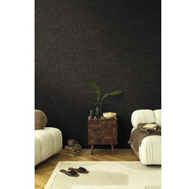 Woonkamer met donker behang, nachtkastje en zitting voor een gezellige sfeer.