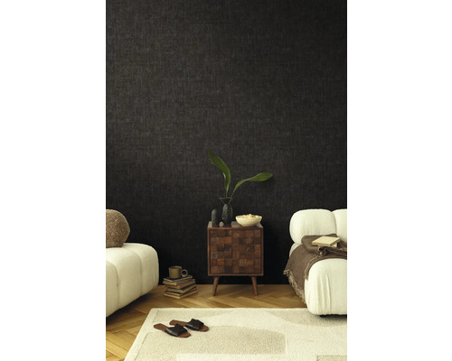 Woonkamer met donker behang, nachtkastje en zitting voor een gezellige sfeer.