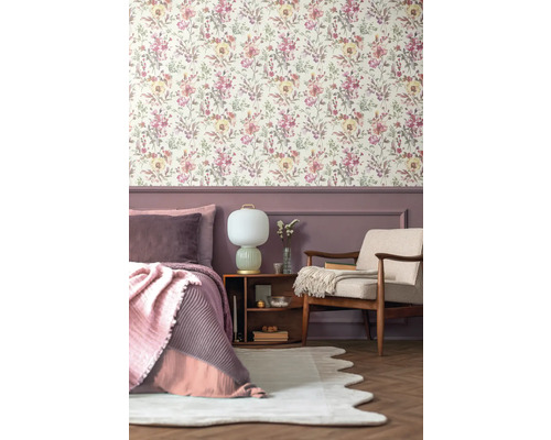 Slaapkamer met bloemenbehang, bed, fauteuil en nachtkastje