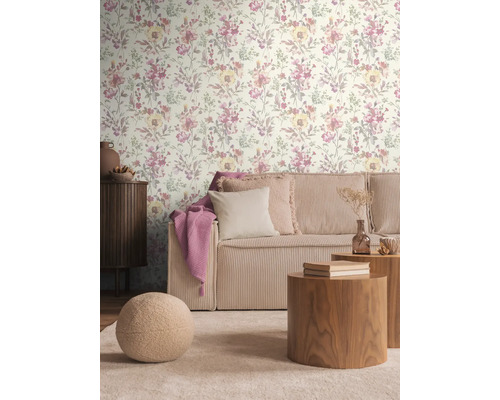 Woonkamer met bloemenbehang, corduroy bank en houten tafels