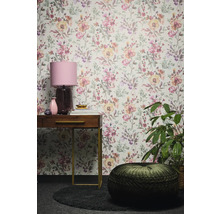 Kamer met bloemenbehang, bureau, lamp en zitkussen