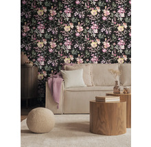 Woonkamer met bloemenbehang, bank, houten tafels en tapijt
