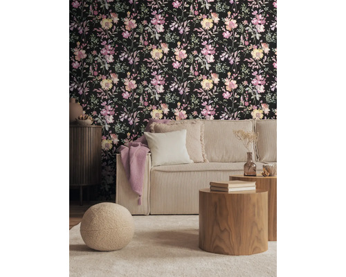 Woonkamer met bloemenbehang, bank, houten tafels en tapijt
