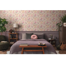 Slaapkamer met bloemenbehang, bed en houten meubels voor een gezellige sfeer.