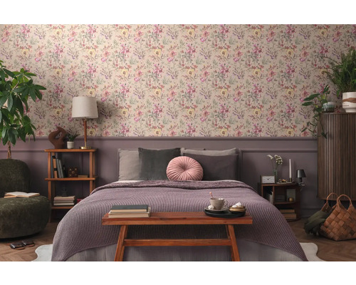 Slaapkamer met bloemenbehang, bed en houten meubels voor een gezellige sfeer.