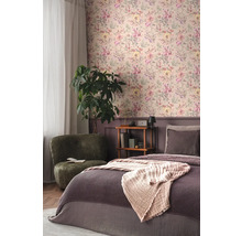 Slaapkamer met bloemetjesbehang, fauteuil en bed