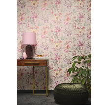 Kamer met bloemenbehang, console, lamp, kamerplant en zitkussen