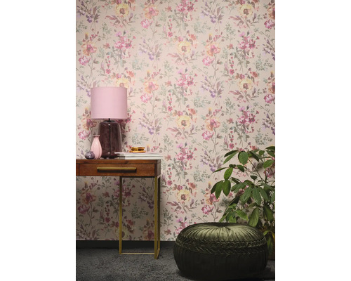 Kamer met bloemenbehang, console, lamp, kamerplant en zitkussen