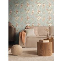 Woonkamer met bloemenbehang, ribfluwelen bank en houten tafels