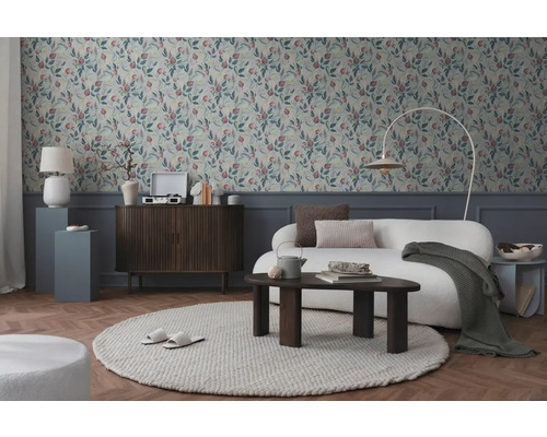 Woonkamer met patroonbehang, bank, vloerkleed en houten elementen voor een gezellige sfeer