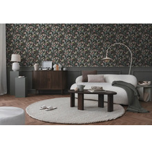 Woonkamer met bloemenbehang, bank, tapijt en houten elementen voor een gezellige sfeer