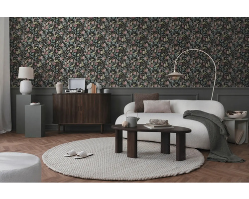 Woonkamer met bloemenbehang, bank, tapijt en houten elementen voor een gezellige sfeer