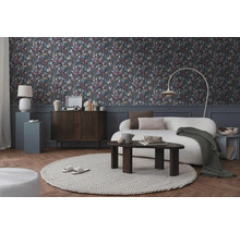 Woonkamer met bloemenbehang, bank en meubels