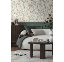 Woonkamer met bloemenbehang, bank en salontafel