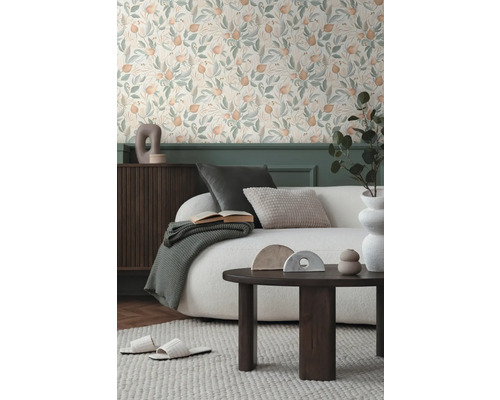 Woonkamer met bloemenbehang, bank en salontafel