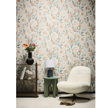 Interieurvoorbeeld met bloemenbehang, fauteuil, tafel en plank.