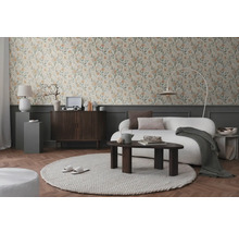 Woonkamer met bloemenbehang, bank, vloerkleed en houten meubels voor een gezellige sfeer.