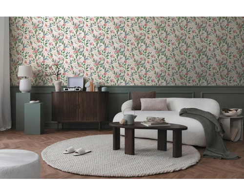 Decoratieve woonkamer met patroonbehang, bank en houten meubels.