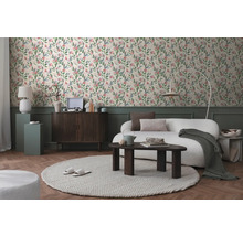 Woonkamer met bank, tapijt en bloemenbehang