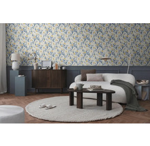 Woonkamer met bloemenbehang, bank en houten tafel