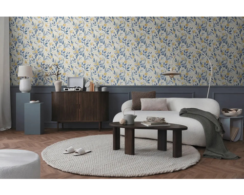 Woonkamer met bloemenbehang, bank en houten tafel