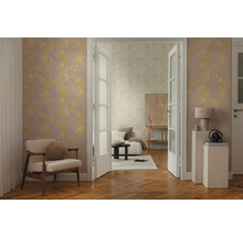 Lichte woonkamer met patroonbehang, fauteuil en houten vloer