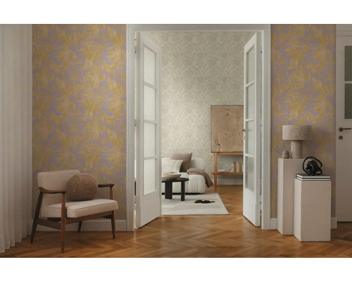 Lichte woonkamer met patroonbehang, fauteuil en houten vloer