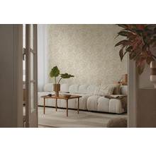 Woonkamer met beige patroonbehang, bank, salontafel en kamerplanten voor een lichte en georganiseerde sfeer