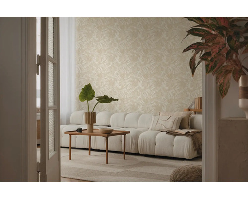 Woonkamer met beige patroonbehang, bank, salontafel en kamerplanten voor een lichte en georganiseerde sfeer