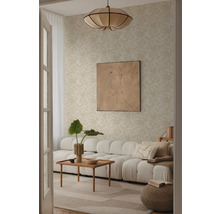 Woonkamer met patroonbehang, bank, tafel en decoratie