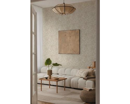 Woonkamer met patroonbehang, bank, tafel en decoratie