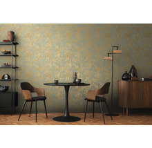Eetkamer met tafel, stoelen, rek, lamp, dressoir en patroonbehang.