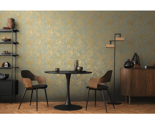Eetkamer met tafel, stoelen, rek, lamp, dressoir en patroonbehang.