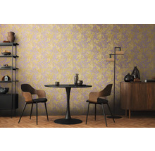 Eetkamer met eettafel, stoelen, rek, dressoir en behang met bloemmotief.