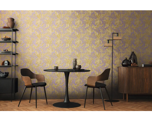 Eetkamer met eettafel, stoelen, rek, dressoir en behang met bloemmotief.