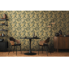 Eetkamer met behang met bladerpatroon, tafel, stoelen, rek en dressoir