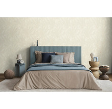 Slaapkamer met bed, nachtkastjes en behang met patroon