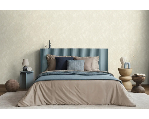 Slaapkamer met bed, nachtkastjes en behang met patroon