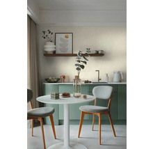 Lichte keuken met eettafel en stoelen, wandplank met decoraties en ingelijste afbeelding