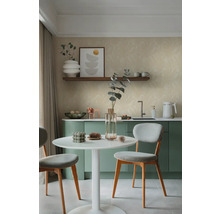 Lichte keuken met eettafel en stoelen voor groene kasten.