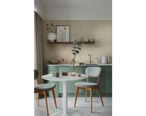 Lichte keuken met eettafel en stoelen voor groene kasten.