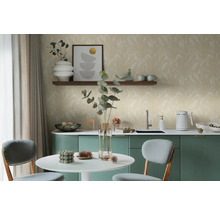 Lichte kamer met eettafel, stoelen, keukenblok en bloemmotiefbehang.