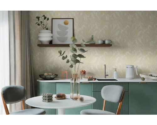 Lichte kamer met eettafel, stoelen, keukenblok en bloemmotiefbehang.