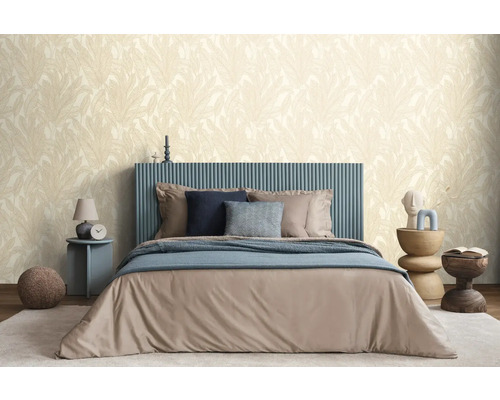 Een slaapkamer met een bed, nachtkastjes en een behang met print.