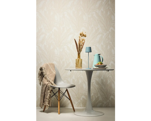 Decoratieve eettafel met stoel, tafellamp en accessoires voor een patroonbehang