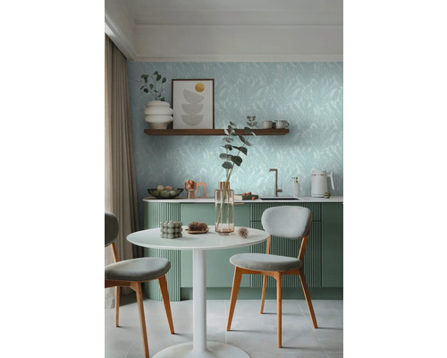 Lichte eethoek met groen gestreept keukenblok, witte tafel en stoelen