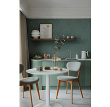 Lichte keuken met eettafel en stoelen in een modern design