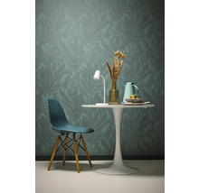 Woonkamer met patroonbehang, eettafel en stoel