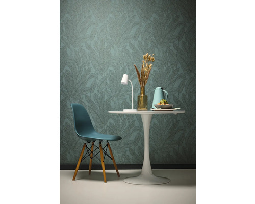 Woonkamer met patroonbehang, eettafel en stoel