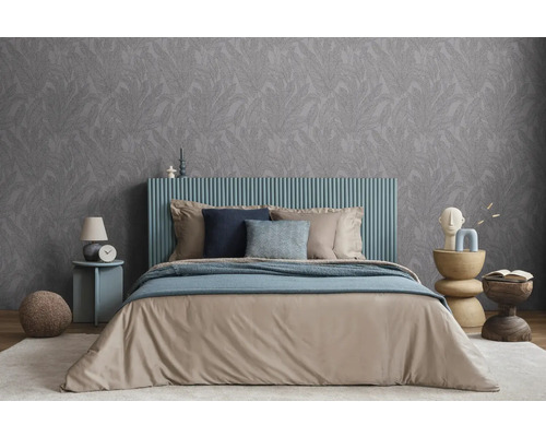 Slaapkamer met tweepersoonsbed, nachtkastje en patroonbehang voor een rustige sfeer.